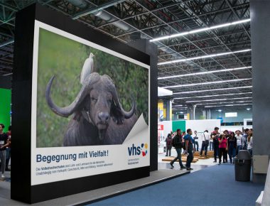VHS-Niedersachsen_giant-horizontal-banner-mockup-inside-a-convention-a11251