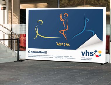 VHS-Niedersachsen_horizontal-banner-mockup-outside-a-theater-a10530